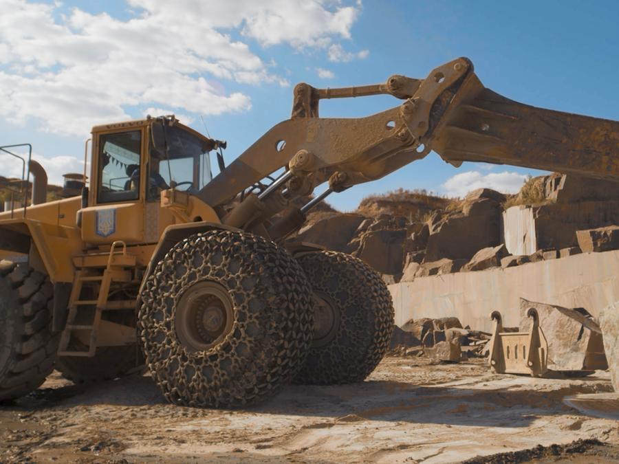 Quarry: a loader moving a block from the extraction face